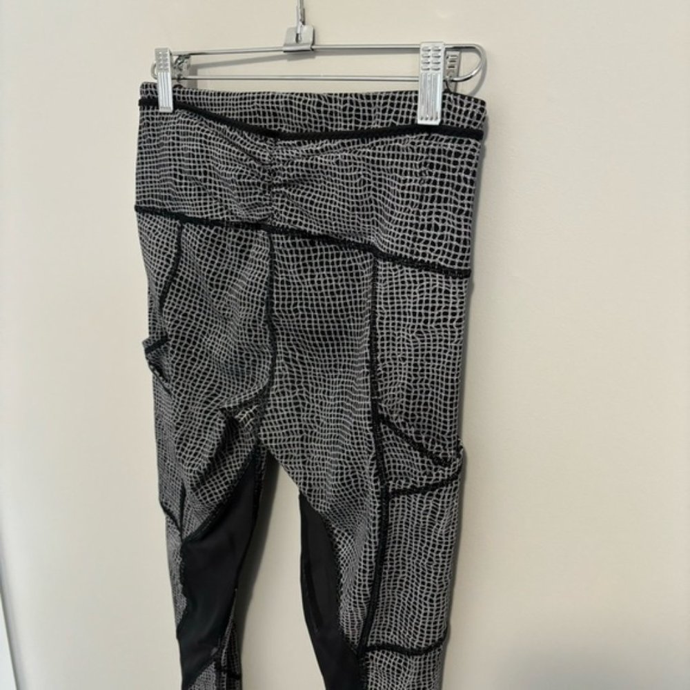 Lululemon Outrun Tight Fall Net White Black Side Pocket Workout Ankle Crop - Picture 12 of 16